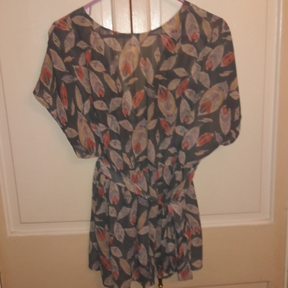 🆕️Adorable Floral Blouse🆕️ - Picture 4 of 4